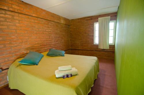 Un dormitorio con una cama con toallas. en Altos del Valle, en San Agustín de Valle Fértil