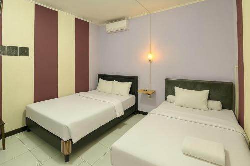 Postel nebo postele na pokoji v ubytování Hotel Bintang Mitra RedDoorz
