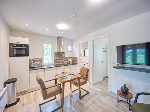 Photo de la galerie de l'établissement Bungalow with a terrace on a hill in Dordogne, cleaning included, à Mauroux