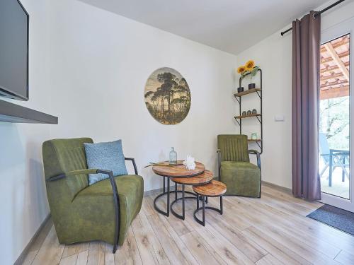 Bungalow with a terrace on a hill in Dordogne, cleaning included