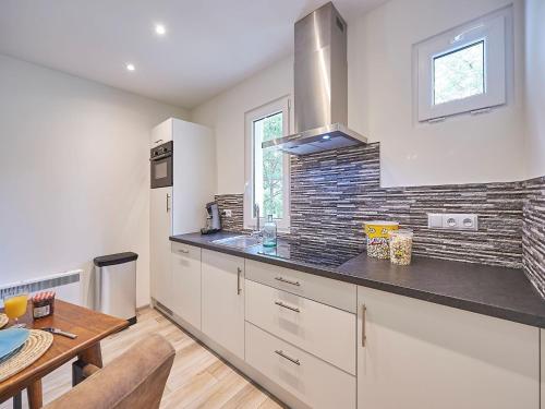 Photo de la galerie de l'établissement Bungalow with a terrace on a hill in Dordogne, cleaning included, à Mauroux