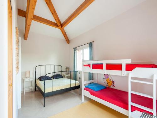 une chambre avec deux lits superposés et une fenêtre dans l'établissement Holiday Home in France with Private Pool, cleaning included, à Seillans