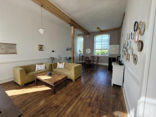 un salon avec un canapé et une table dans l'établissement Holiday Home in Limousin near Forest, cleaning included, à Sainte-Anne-Saint-Priest