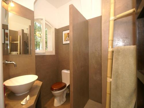 une salle de bain avec toilettes et lavabo dans l'établissement Holiday Home in Var near Beaches & Pool, cleaning included, à Saint-Tropez