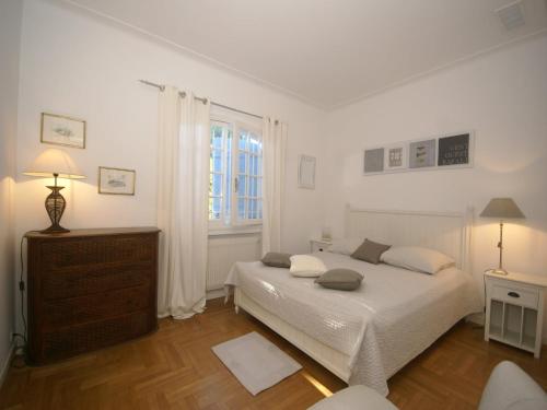 une chambre blanche avec un lit et une fenêtre dans l'établissement Holiday Home in Var near Beaches & Pool, cleaning included, à Saint-Tropez