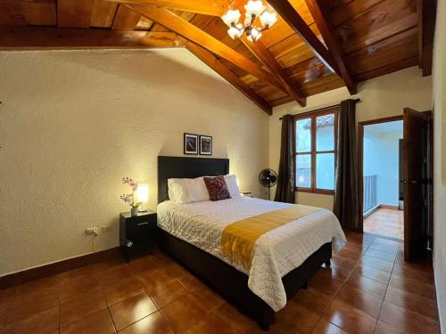 Ένα ή περισσότερα κρεβάτια σε δωμάτιο στο JAZ - Excellent location in Antigua, 4 guests