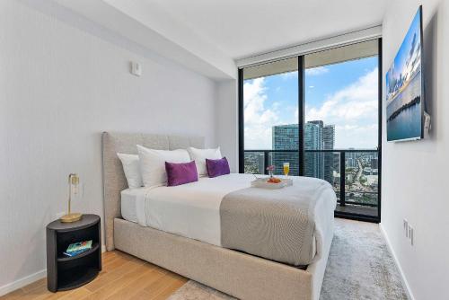 a bedroom with a large bed and a large window at MVR Luxury King Suite Overlooking Biscayne Bay in Miami
