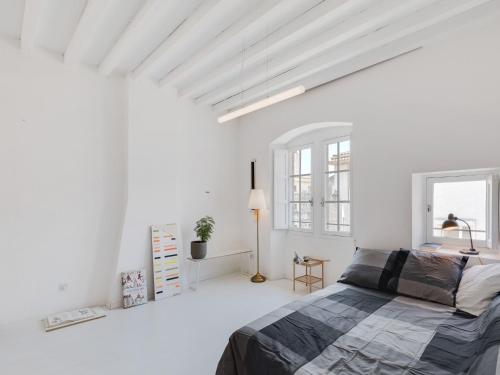 une chambre blanche avec un lit et une fenêtre dans l'établissement Apartment in Avignon near Palais de Papes, cleaning included, à Avignon