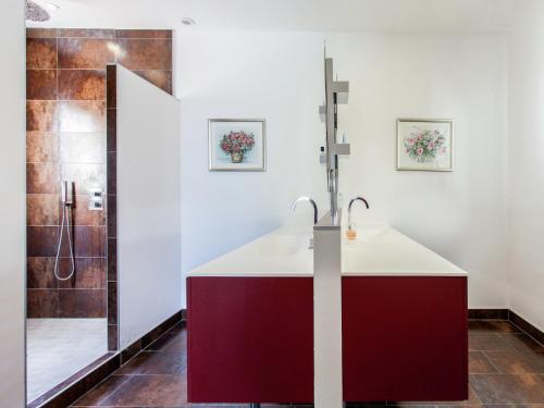 une salle de bain avec un lavabo et une douche dans l'établissement Villa in Varl with Pool and Hill Views, cleaning included, à Les Adrets-de-l'Estérel