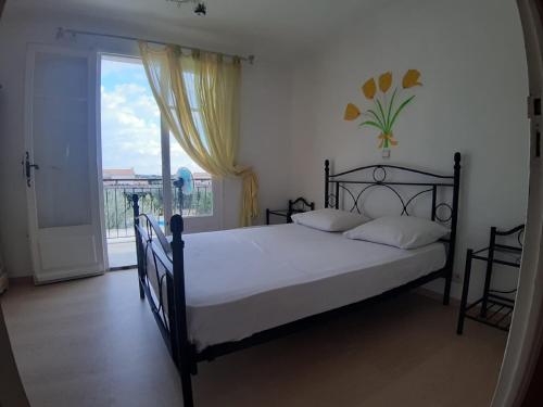 une chambre avec un lit et une grande fenêtre dans l'établissement Villa in Carpentras with Private Pool, cleaning included, à Carpentras