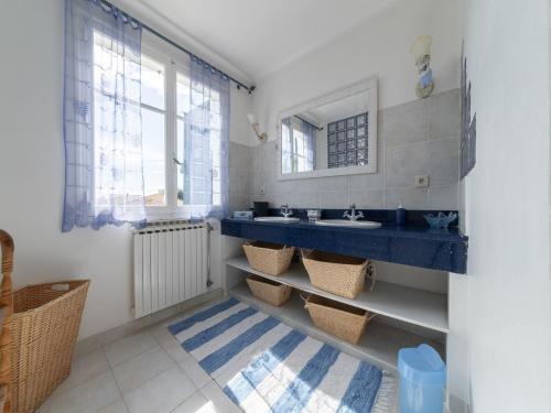 une salle de bain avec un lavabo bleu et un miroir dans l'établissement Villa in Carpentras with Private Pool, cleaning included, à Carpentras