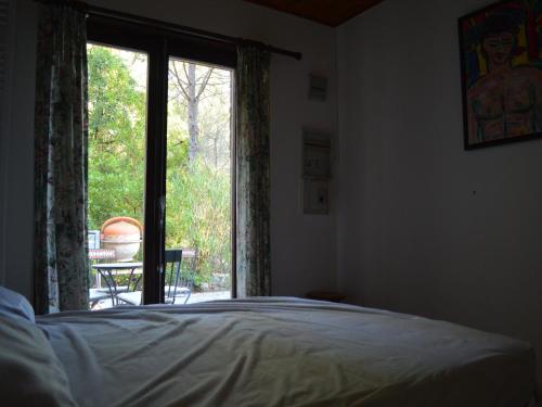 une chambre avec un lit et une grande fenêtre dans l'établissement Fayence Villa with Private Pool, cleaning included, à Fayence