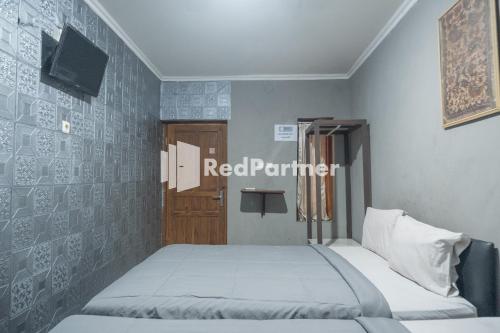 Cama o camas de una habitación en Crown Residence Hotel near Tugu Yogyakarta RedPartner