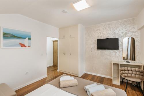 a living room with a tv on a wall at All'oro in Njivice