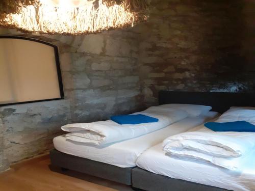 - 3 lits dans une chambre avec un miroir dans l'établissement Apartment in Serrières Castle near French Alps, cleaning included, à Serrières-en-Chautagne