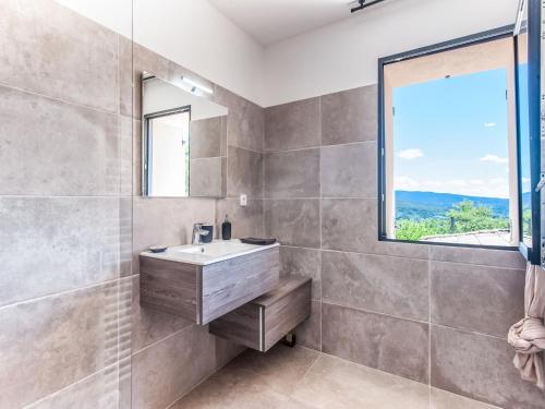 une salle de bain avec un lavabo et un miroir dans l'établissement Holiday Home in Vaison la Romaine with Pool, cleaning included, à Vaison-la-Romaine