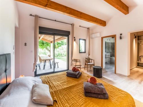 une chambre avec un grand lit avec deux oreillers dessus dans l'établissement Holiday Home in Vaison la Romaine with Pool, cleaning included, à Vaison-la-Romaine