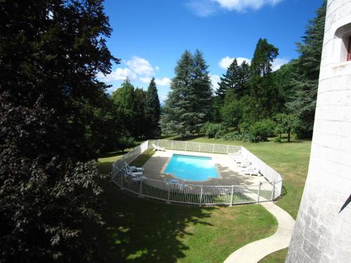 - une vue sur la piscine dans la cour dans l'établissement Chateau in France with Pool and Views, cleaning included, à Serrières-en-Chautagne