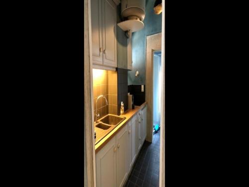 une cuisine avec des armoires blanches et un évier dans l'établissement Apartment in Serrières near French Alps Skiing, cleaning included, à Serrières-en-Chautagne