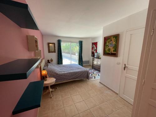 - une chambre avec un lit et une porte dans l'établissement Villa in Vidauban with Pool and BBQ, cleaning included, à Vidauban