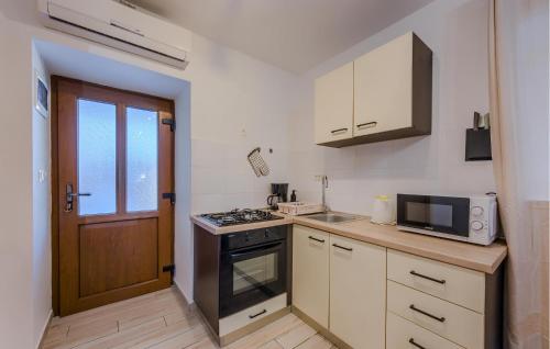 Kuchyňa alebo kuchynka v ubytovaní Two-Bedroom Apartment In Peroj