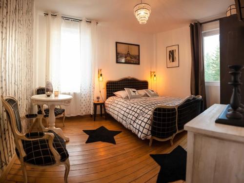 - une chambre avec un lit et des étoiles au sol dans l'établissement House in Vosges near Forest and Hiking Trails, cleaning included, à Raon-lʼÉtape