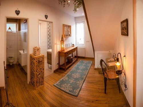 Cette chambre comprend un bureau et une salle de bains pourvue d'un lavabo. dans l'établissement House in Vosges near Forest and Hiking Trails, cleaning included, à Raon-lʼÉtape