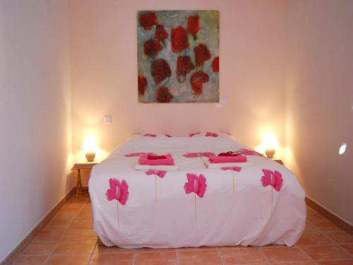 - une chambre avec un lit blanc orné de fleurs roses dans l'établissement Villa in Valréas with Pool and Garden Views, cleaning included, à Valréas