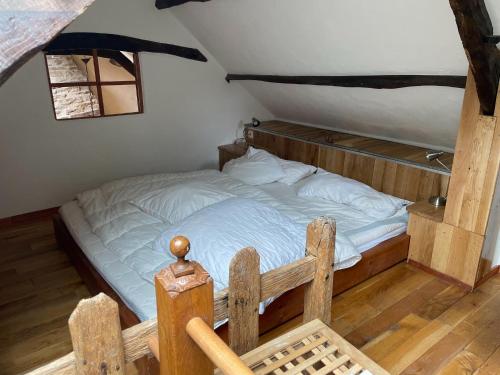 une chambre avec un grand lit dans un grenier dans l'établissement Holiday Home Coray near Sandy Beaches, cleaning included, à Coray