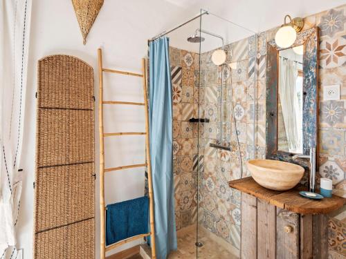 une salle de bain avec un lavabo et une douche dans l'établissement Villa in Bargemon with Pool and Mountain Views, cleaning included, à Bargemon