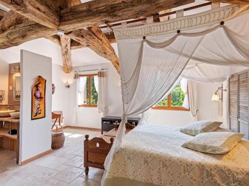 une chambre avec un lit à baldaquin dans l'établissement Villa in Bargemon with Pool and Mountain Views, cleaning included, à Bargemon