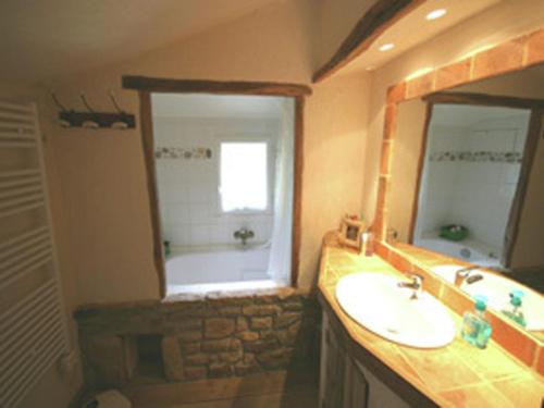 une salle de bain avec un lavabo et un miroir dans l'établissement Holiday Home Coray near Sandy Beaches, cleaning included, à Coray