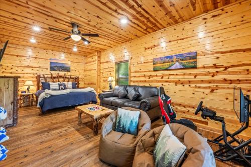 eine Blockhütte mit einem Wohnzimmer und einem Schlafzimmer in der Unterkunft Pinot Splash in Gatlinburg