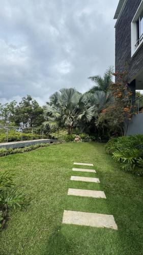Taman di luar Casa finca de 3 pisos con jacuzzi
