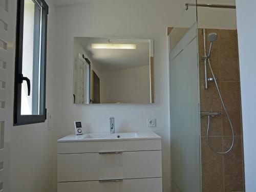 une salle de bain blanche avec un lavabo et une douche dans l'établissement Villa in Malaucène with Heated Pool, cleaning included, à Malaucène
