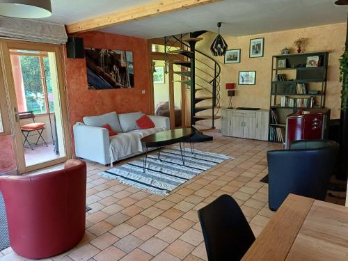 un salon avec un canapé et une table dans l'établissement House in Brittany near Coastal Beaches, à Surzur