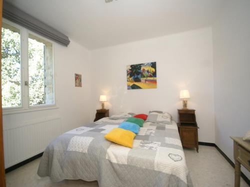 une chambre avec un lit avec des oreillers colorés dessus dans l'établissement Villa in Crillon-le-Brave near Mont Ventoux, cleaning included, à Crillon-le-Brave