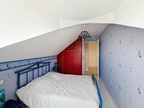 Ce lit se trouve dans un dortoir doté d'une porte rouge. dans l'établissement Duplex de Charme - Proche Plage, Port & Rues Piétonnes avec Parking Privé - FR-1-331-6, à Les Sables-dʼOlonne