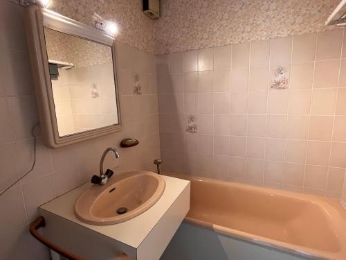 une salle de bain avec un lavabo et une baignoire dans l'établissement Appartement T2 avec balcon et vue mer, 1er étage, ascenseur, TV, cuisine équipée - FR-1-197-466, à Les Sables-dʼOlonne