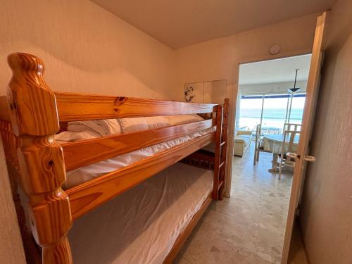 une chambre avec deux lits superposés dans une pièce dans l'établissement Appartement T2 avec balcon et vue mer, 1er étage, ascenseur, TV, cuisine équipée - FR-1-197-466, à Les Sables-dʼOlonne