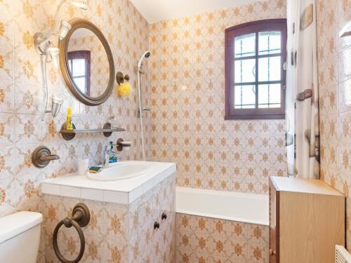 une salle de bain avec un lavabo, une baignoire et un miroir dans l'établissement Apartment in Agay near the Beach, cleaning included, à Saint-Raphaël