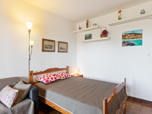 une chambre avec un lit et un canapé dans l'établissement Apartment in Agay near the Beach, cleaning included, à Saint-Raphaël