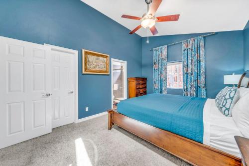 1 dormitorio azul con 1 cama y ventilador de techo en Stay ON with hot tub in Big Bear, en Big Bear City