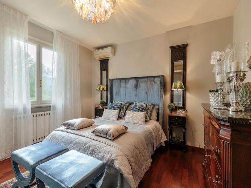 Postel nebo postele na pokoji v ubytování Tuscan Villa with Pool Near Lucca