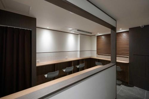 a conference room with chairs and a projection screen at Aank Hotel and Spa Daejeon Yuseong in Daejeon