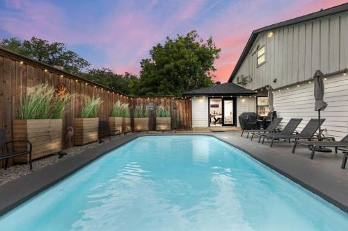 Πισίνα στο ή κοντά στο Dallas Family Fun Haus with Pool and Massive Game Room