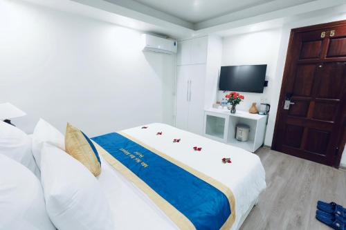 a hotel room with a bed and a television at Mia Noi Bai Airport Hotel in Noi Bai
