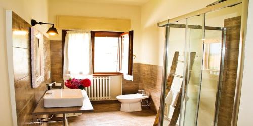 La salle de bains est pourvue d'un lavabo, de toilettes et d'une fenêtre. dans l'établissement Isola Bella, à Ossuccio