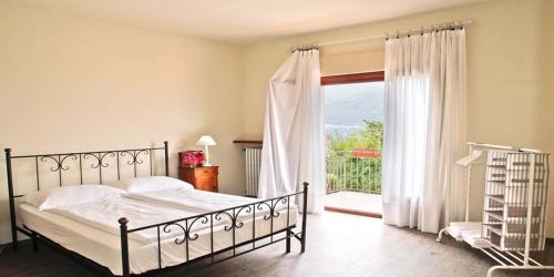 A bed or beds in a room at Isola Bella