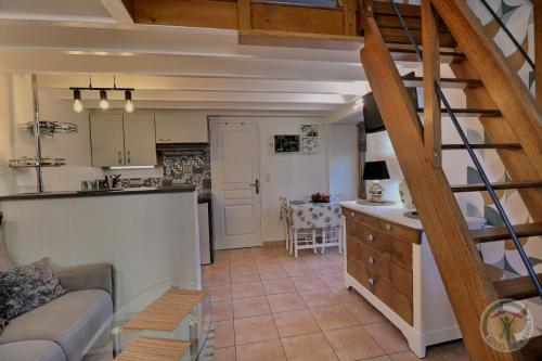 Il comprend une cuisine et un salon avec un escalier en colimaçon. dans l'établissement Le fournil, à Vezin-le-Coquet